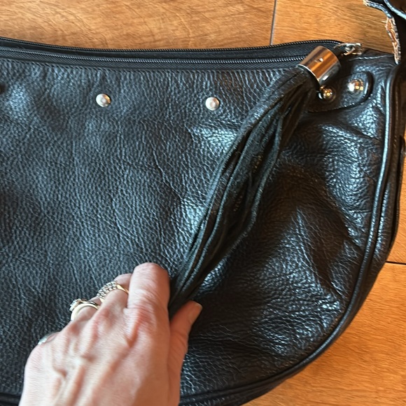 Chunky leather half moon handbag - Picture 3 of 9